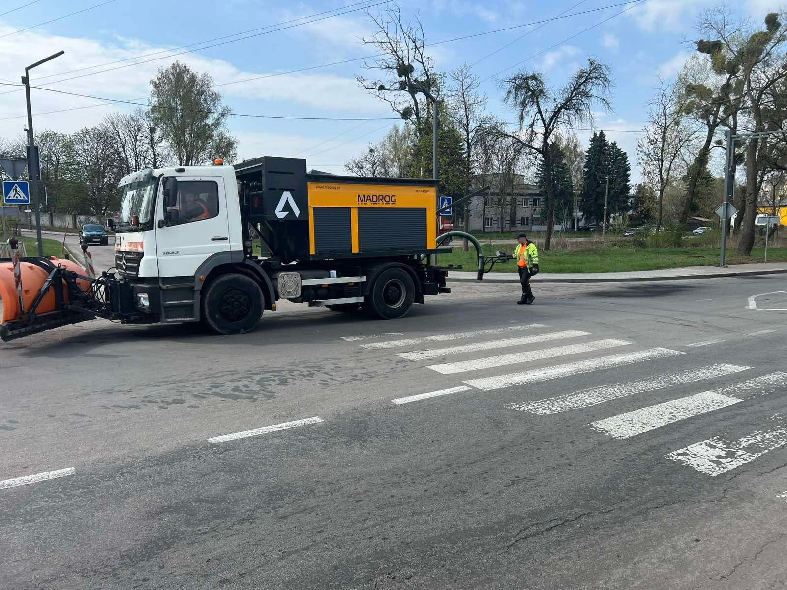 У Рівному ремонтують дороги роботизованою технікою