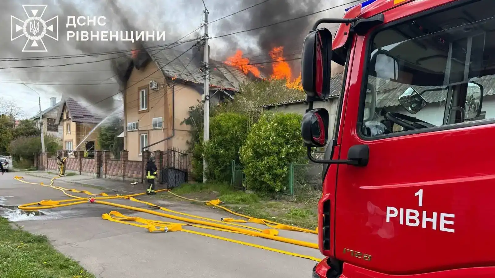 У Рівному рятувальники загасили дім після атаки БпЛА