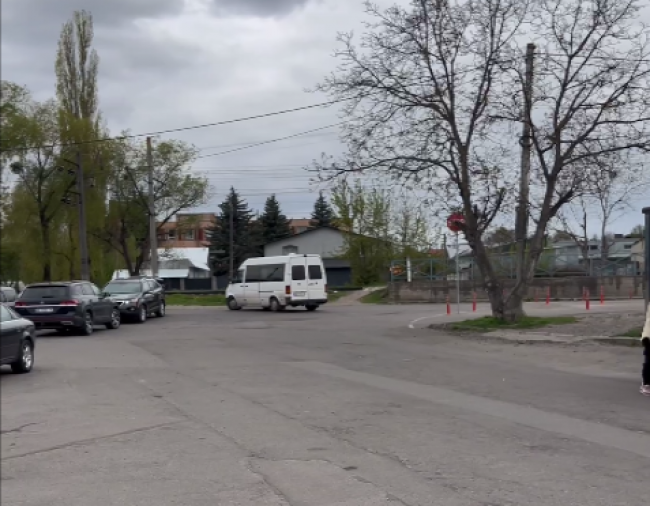 У Рівному хочуть впорядкувати парковку на Здолбунівській