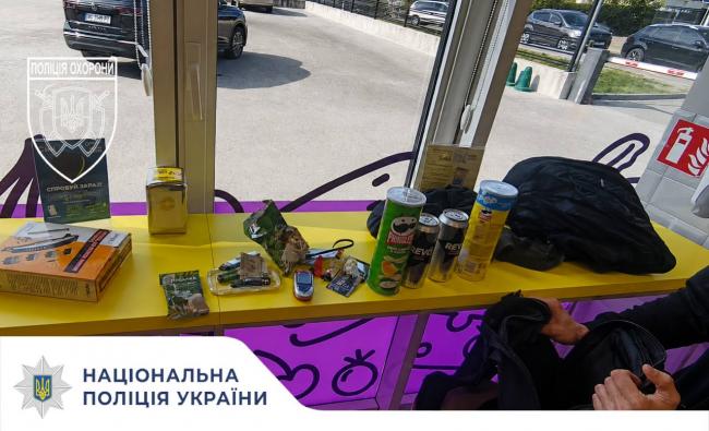 У Рівному чоловік намагався винести снеки та алкоголь із мінімаркету