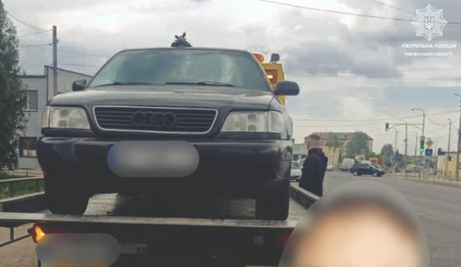 У Сарнах за порушення ПДР зупинили водія Audi, який був …