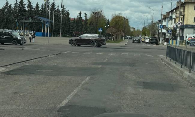 У Сарнах на трьох вулицях завершили ремонт гарячим асфальтом