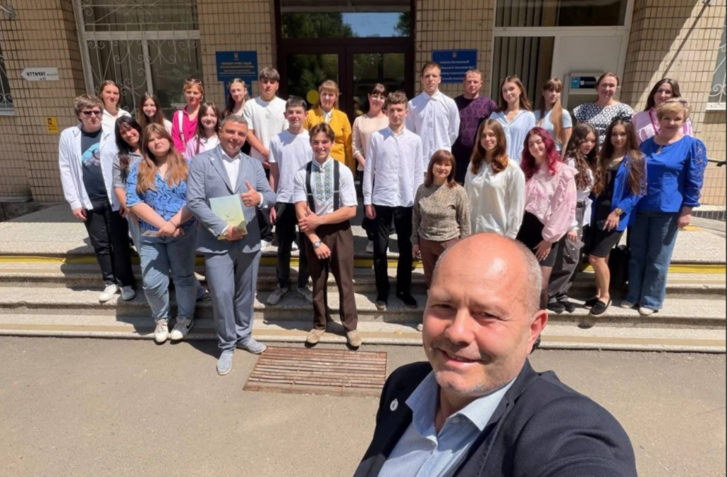 У Саф’янівській громаді шкільні омбудсмани отримали офіційні посвідчення