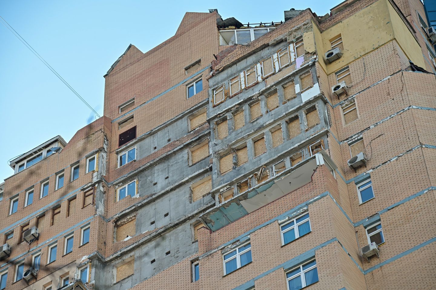 У Святошинському районі продовжуються роботи з відновлення житла після обстрілів