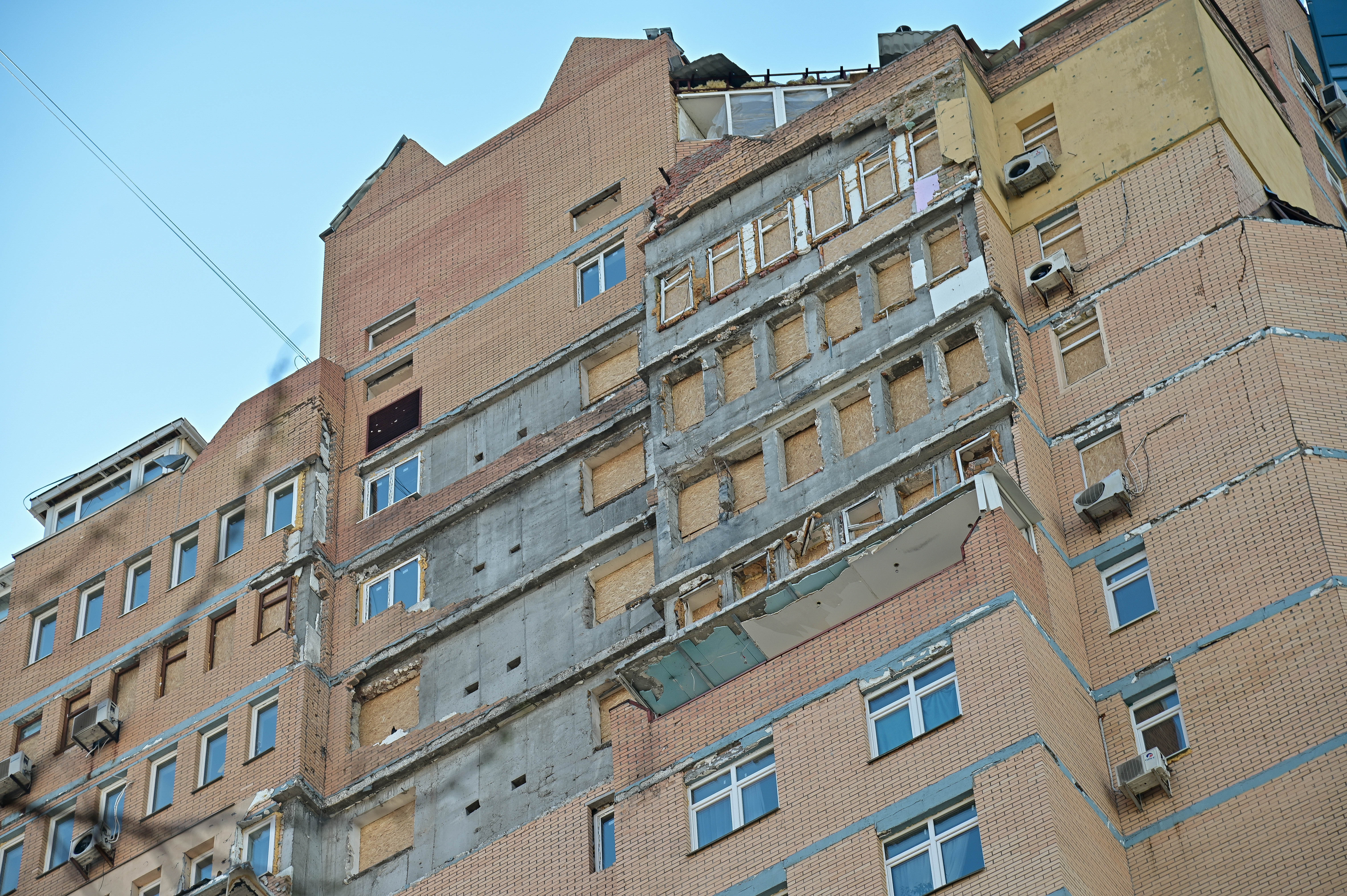 У Святошинському районі продовжується відновлення будинків, пошкоджених обстрілами