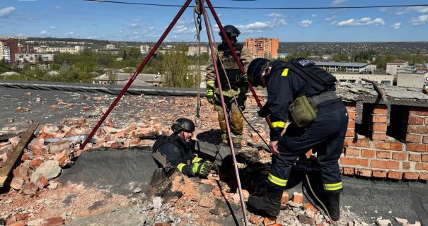 У Слов’янську з даху багатоповерхівки дістали залишки ракети
