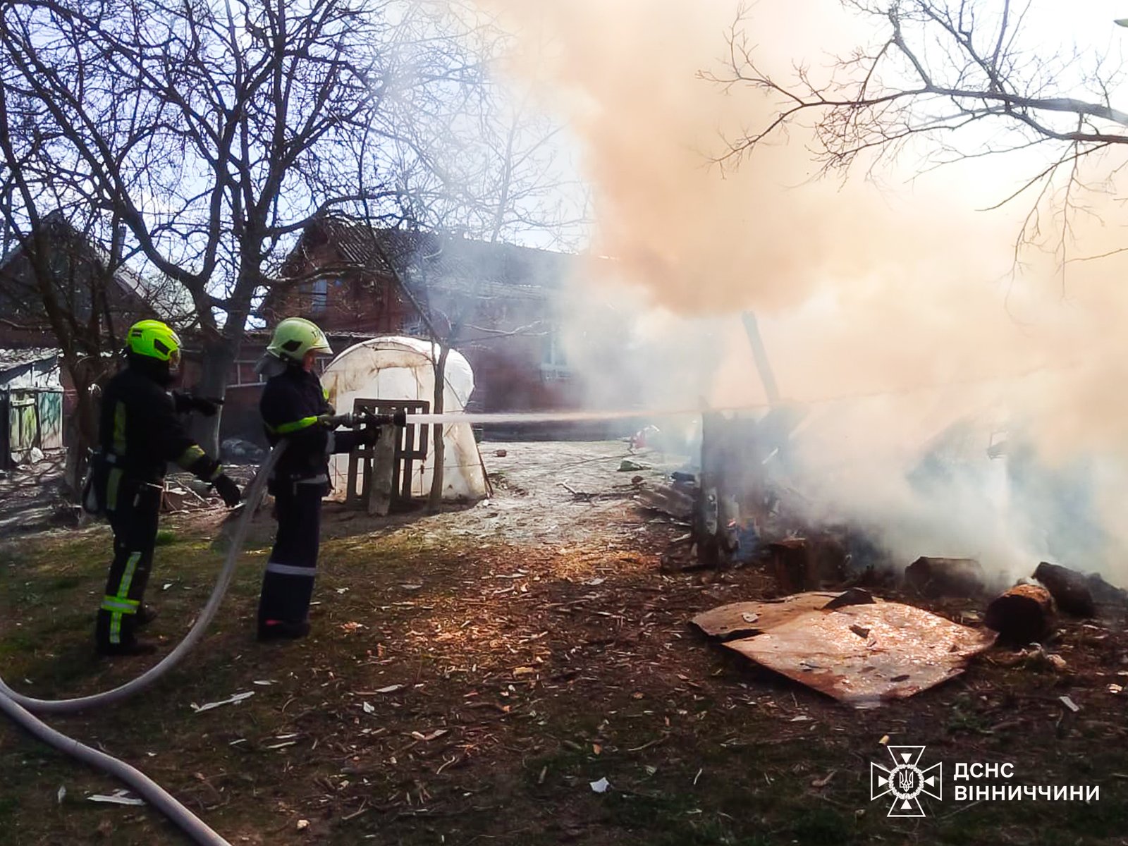У Сокиринцях, що на Вінниччині, горіла господарська споруда із дровами …
