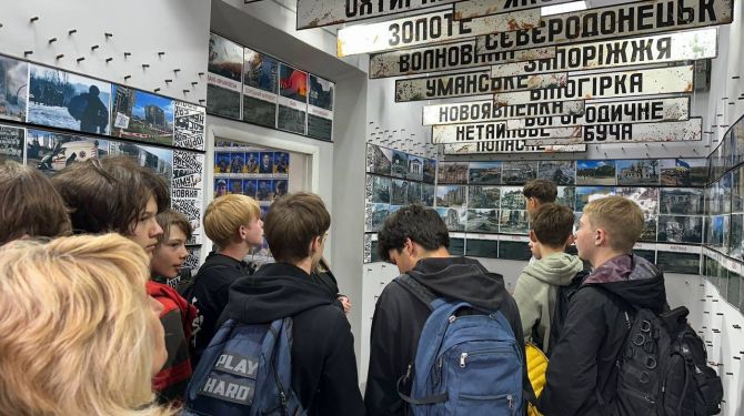 У Сокирянах школярі вшанували пам'ять загиблих і почули живу історію …