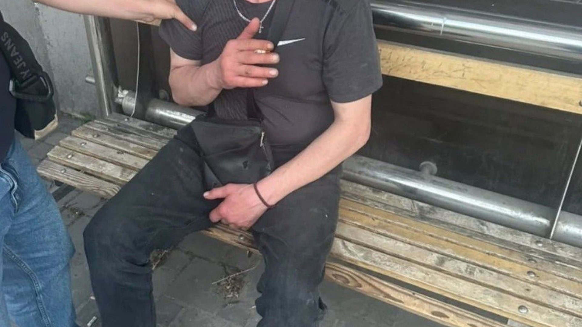 У Солом’янській лікарні затримали чоловіка: змушував 8-річну показати статеві органи