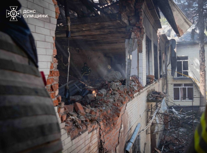 У Сумах з-під завалів дитсадка дістали тіло другої загиблої