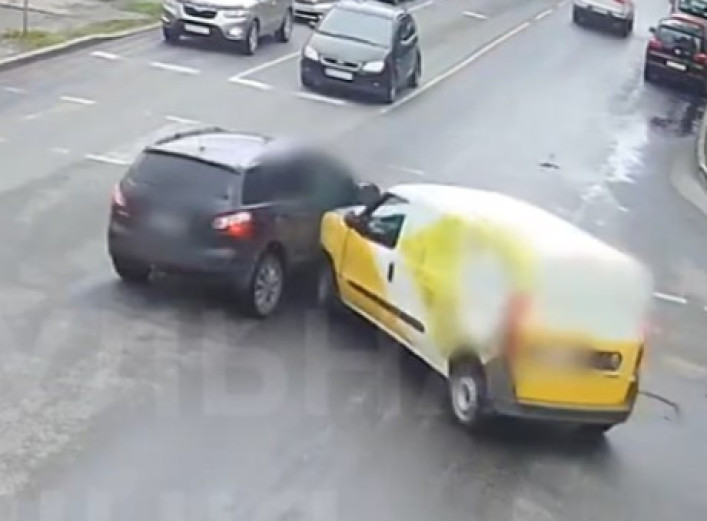 У Сумах на перехресті не розминулися легковушка Nissan та автомобіль …