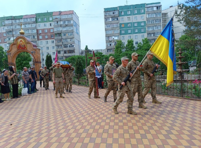 У Сумах провели в останню путь захисника України Романа Трохоненка
