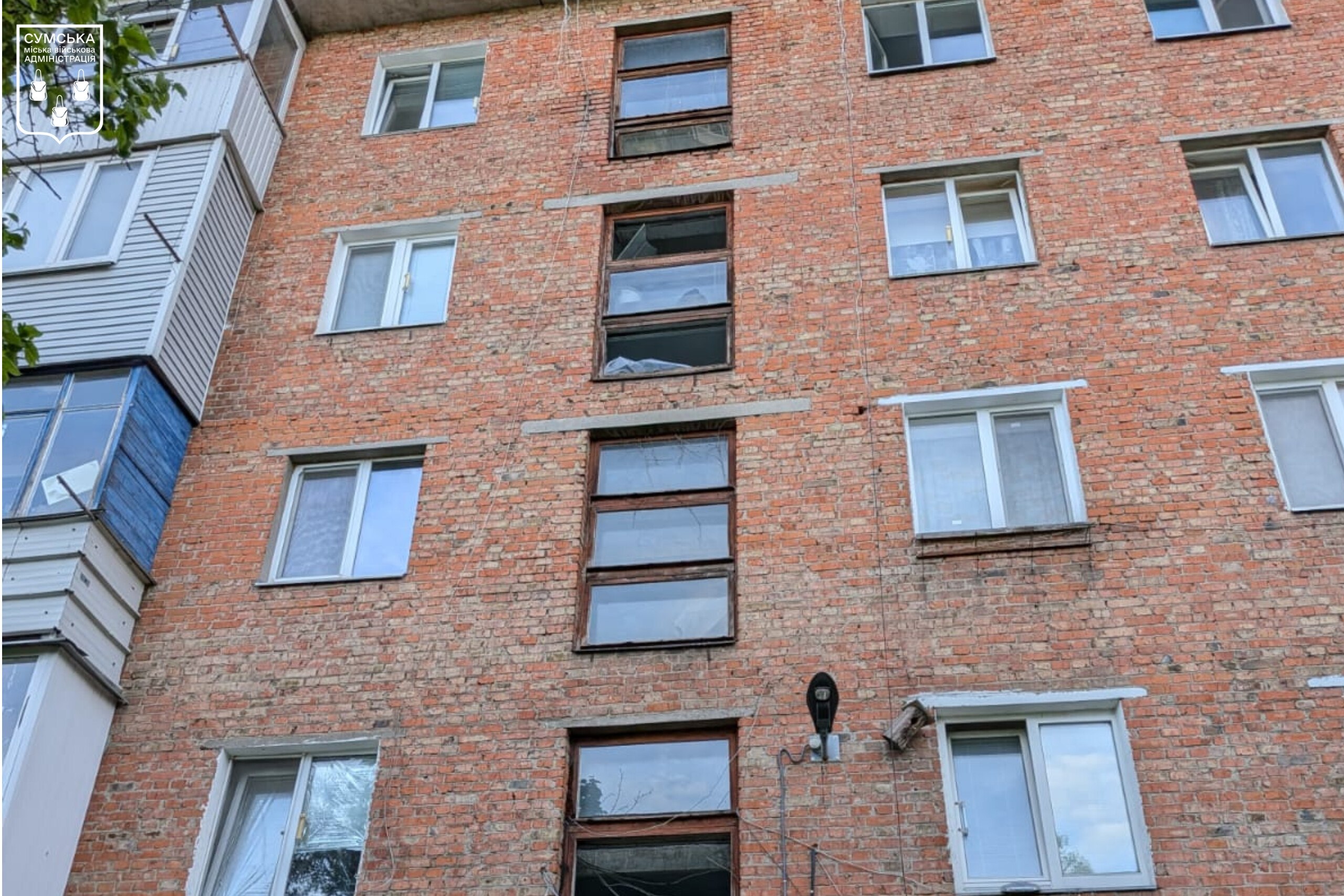 У Сумах російський дрон атакував багатоповерхівку: фото з місця влучання