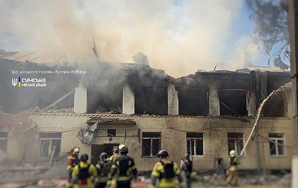У Сумах російські дрони влучили у дитячий садок, є поранені