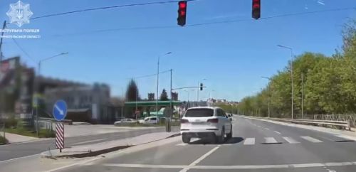 У Тернополі водій Audi проїхав на червоне просто перед патрульними …