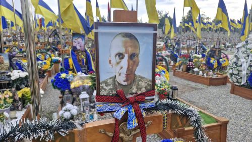 У Тернополі волонтери пов'язали вишиті стрічки пам'яті на хрестах воїнів, …