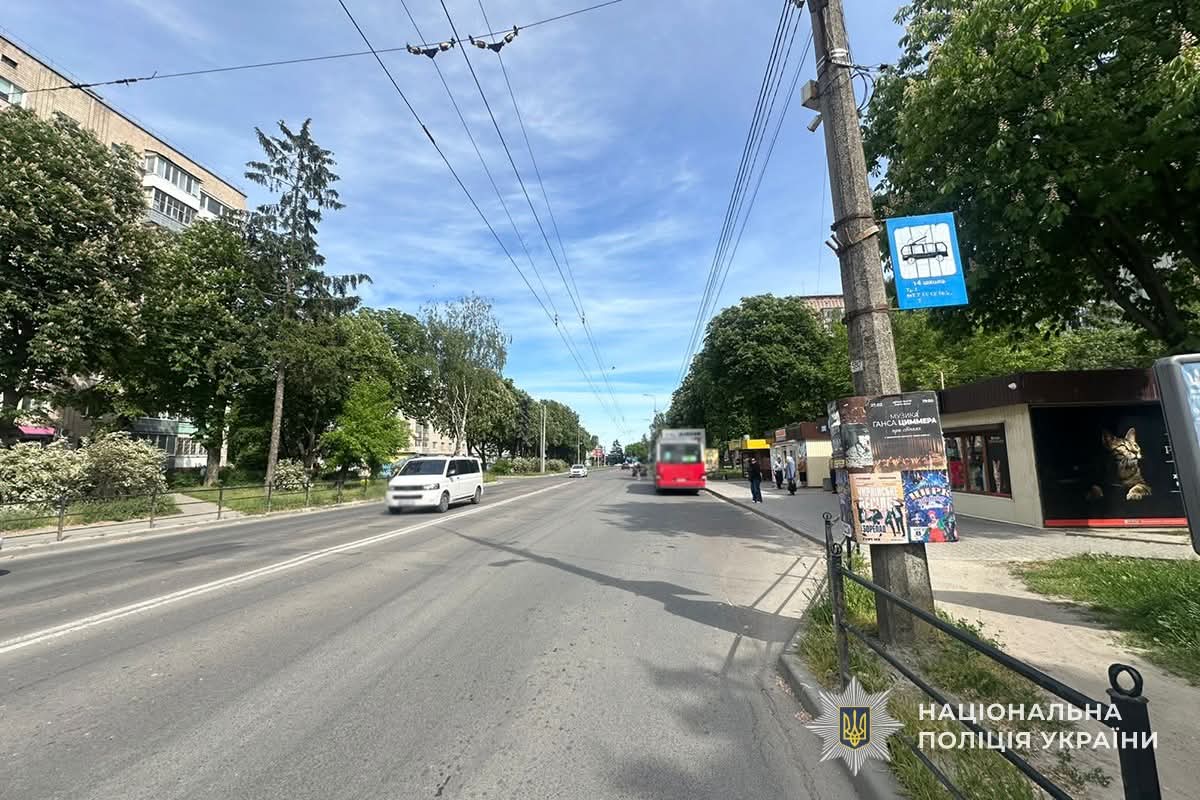 У Тернополі жінка випала з маршрутки під час руху