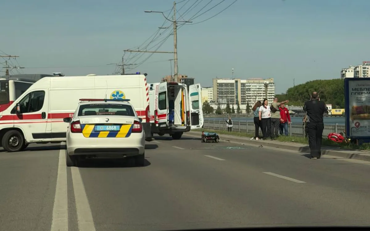 У Тернополі на дамбі мотоцикліст влетів у швидку