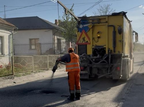 У Тернополі на кількох вулицях працює дорожня техніка: триває ремонт …