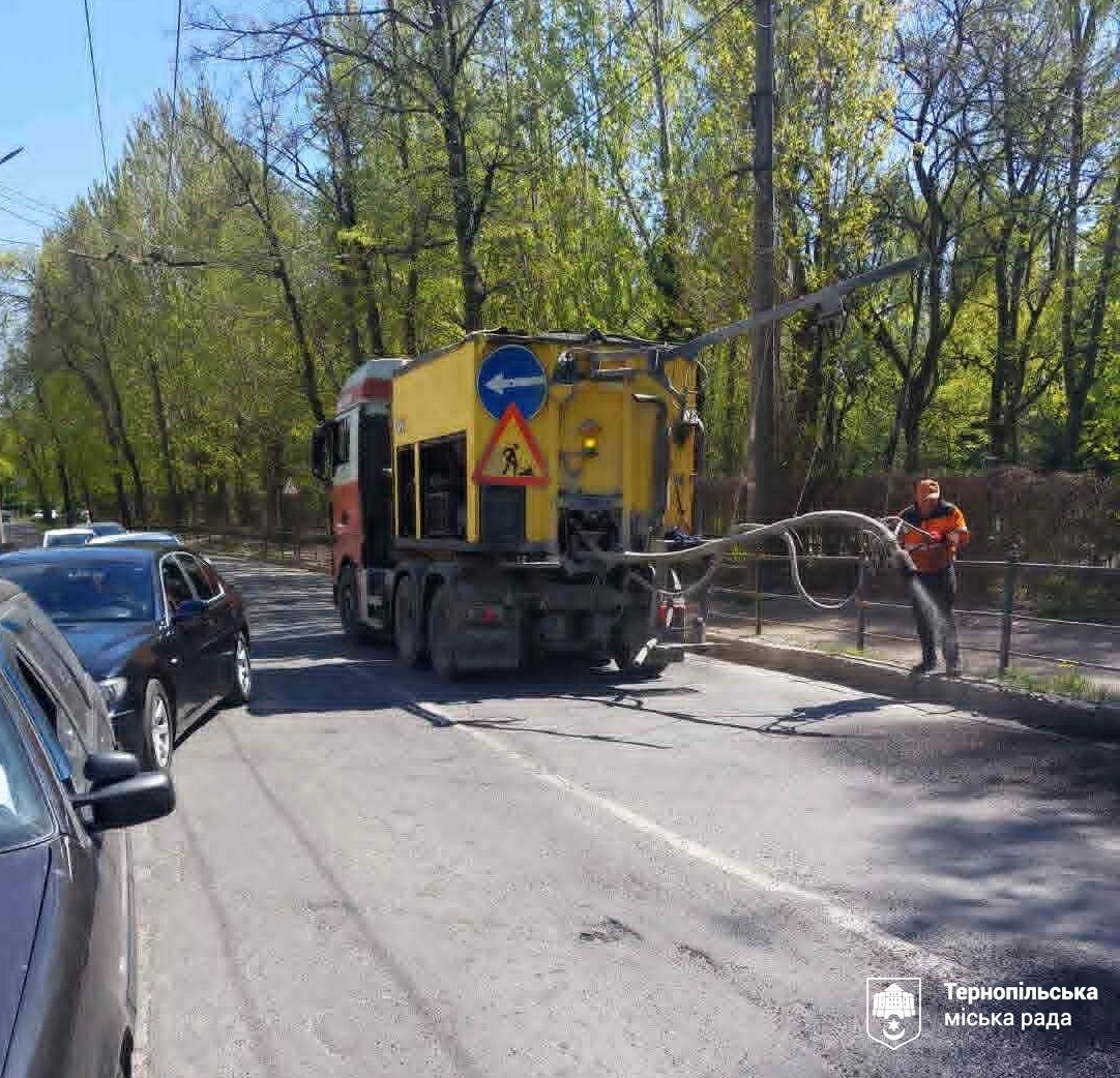 У Тернополі розпочався ремонт дорожнього покриття пневмоструменевим методом