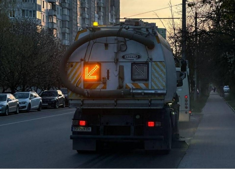 У Тернополі спецтехніка миє вулиці міста
