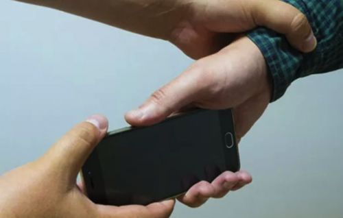 У Тернополі чоловік попросив мобільний телефон у перехожого та зник …