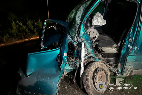 У Тернополі Opel після зіткнення з Mercedes врізався в електроопору