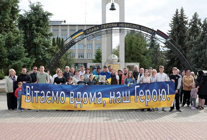 У Тисмениці зустріли звільненого з полону воїна Василя Мулика (ФОТО)