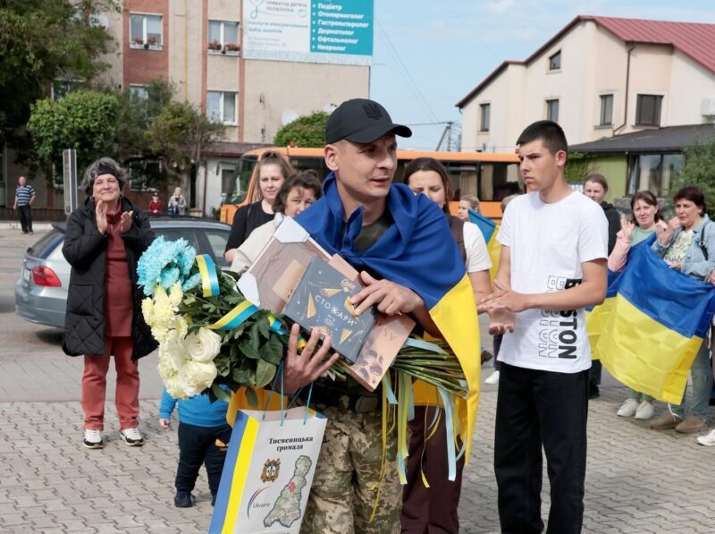 У Тисмениці привітали визволеного з полону Василя Мулика