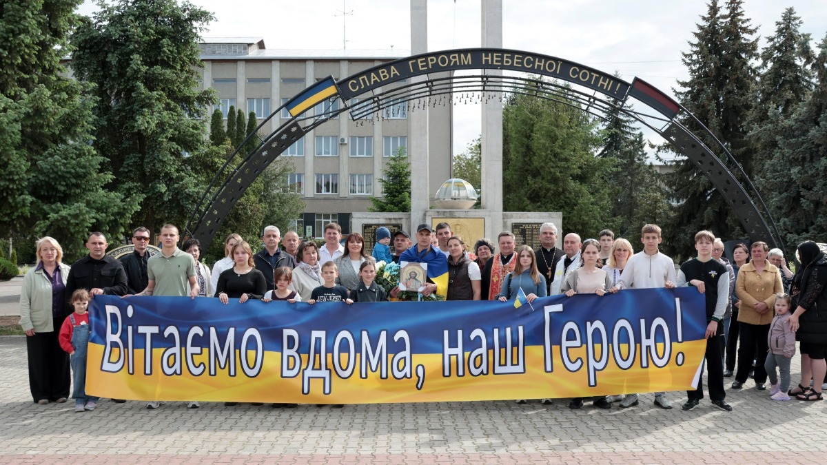 У Тисмениці радо зустріли військового Василя Мулика, який повернувся з …