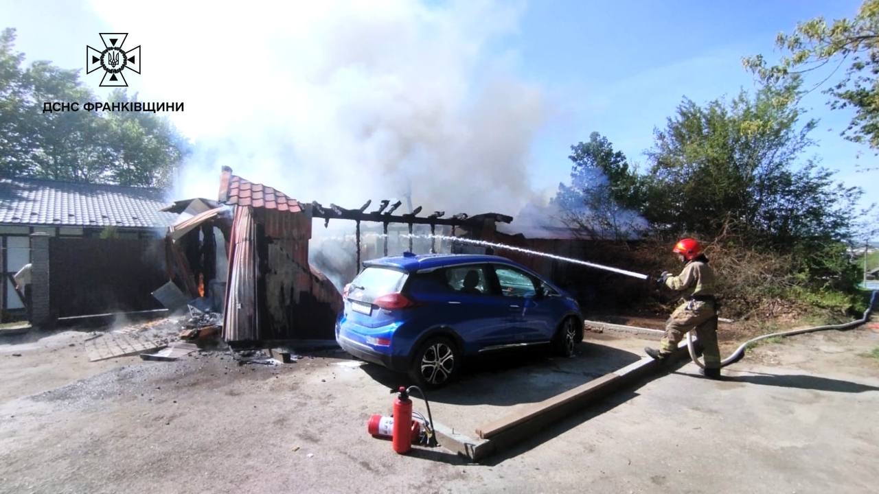 У Тлумачі вогнеборці врятували приватне домогосподарство від масштабної пожежі