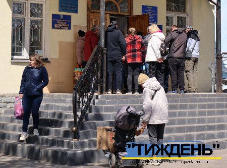 У Тростянці благодійники GEM роздавали людям з інвалідністю продуктові набори