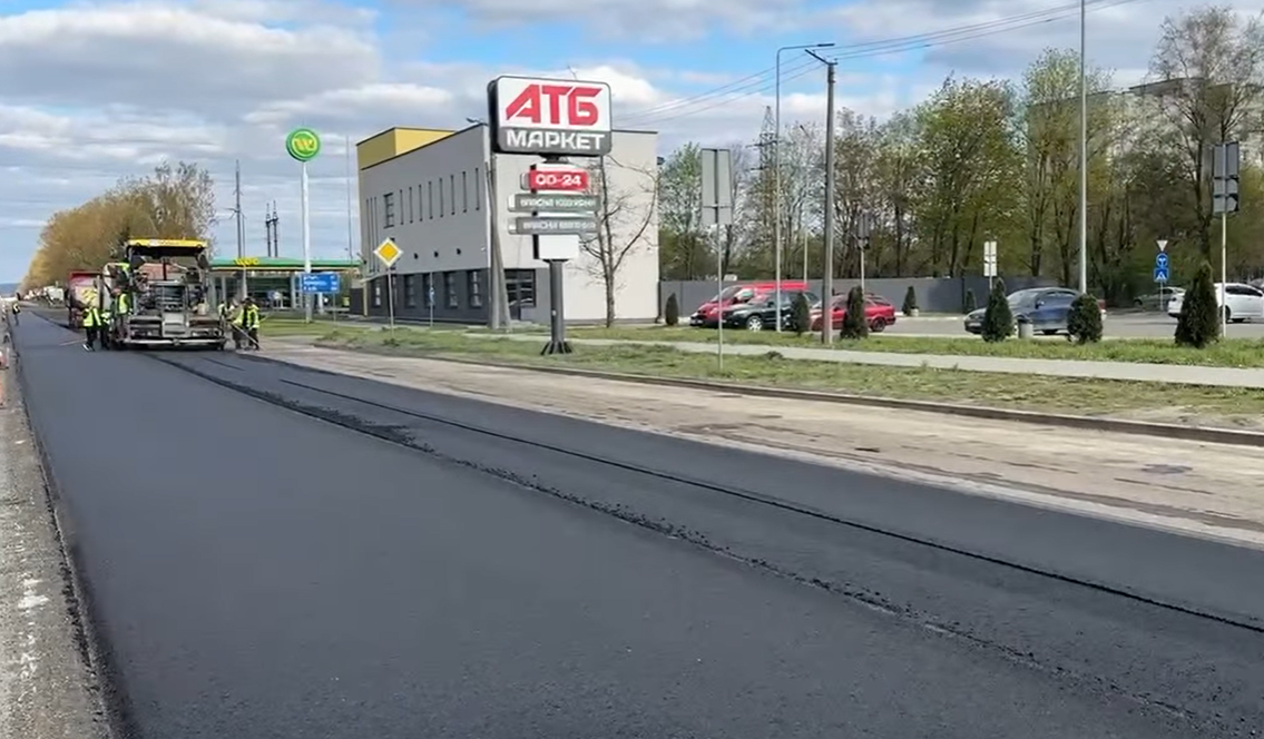 У Франківську асфальтують дорогу Н-18: рух частково обмежений (ВІДЕО)
