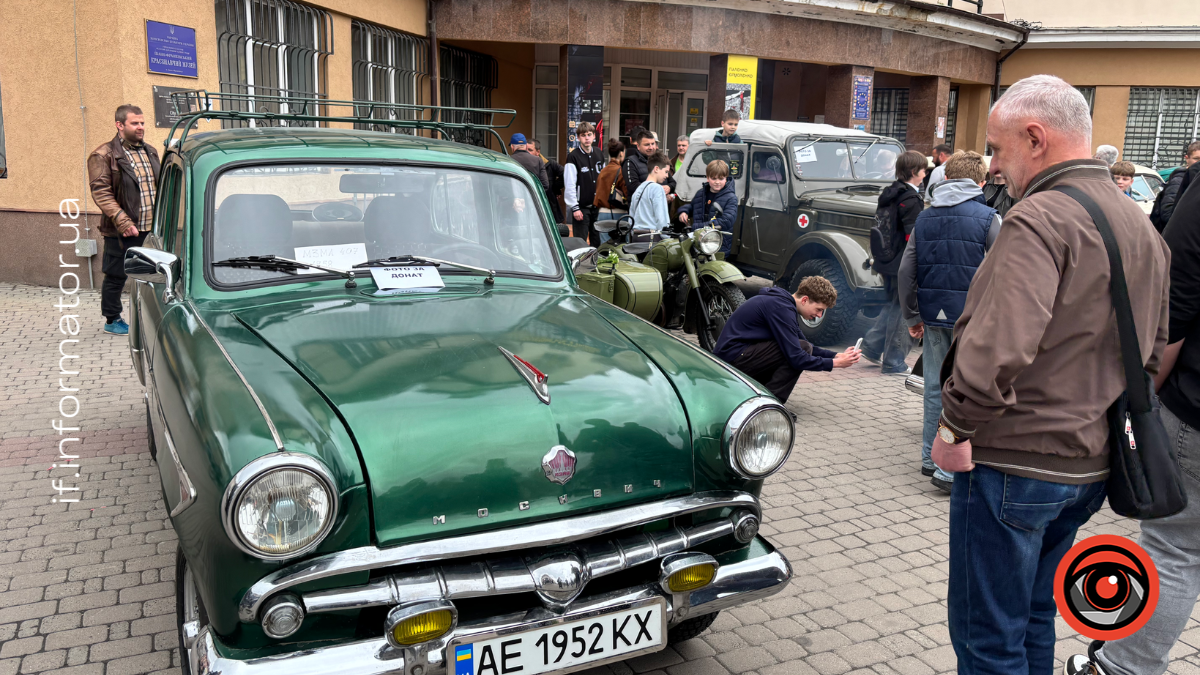 У Франківську відбулася благодійна виставка ретроавтомобілів та мотоциклів (ФОТО)