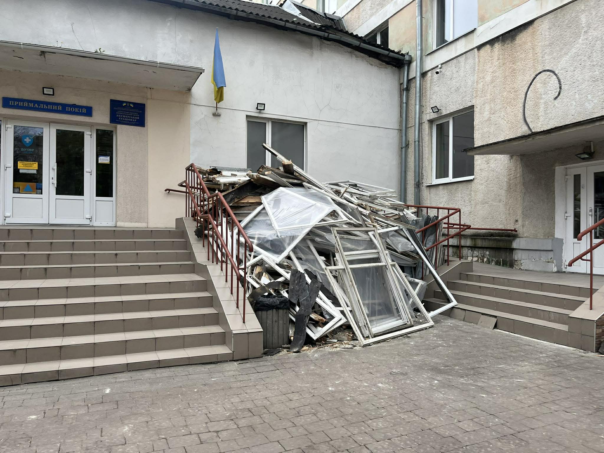 У Франківську відновлюють перинатальний центр після російської атаки: вже замінили …