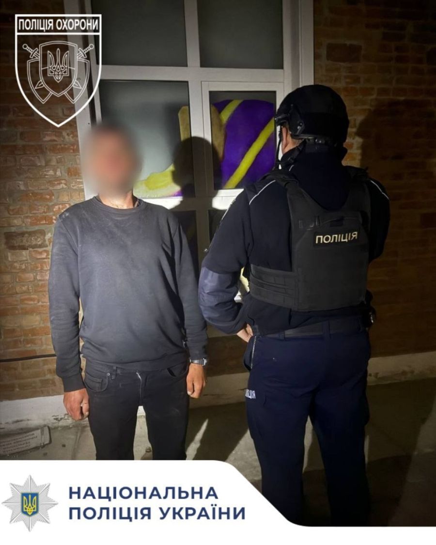 У Франківську затримали нічного крадія: поліція охорони завадила пограбуванню магазину