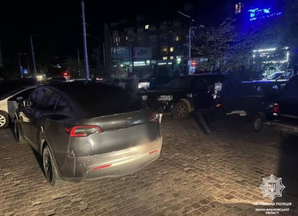 У Франківську зупинили водія Tesla з ознаками сп’яніння (ФОТО)