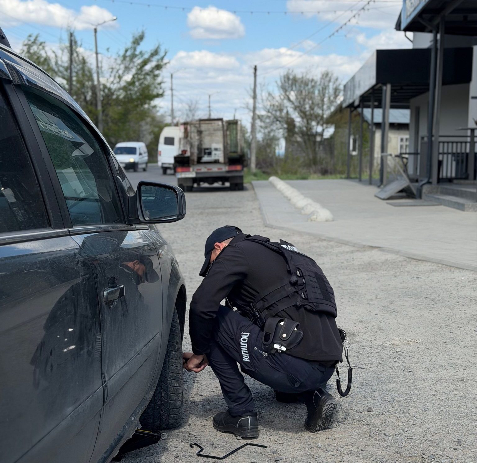 У Франківську патрульні допомогли водійці замінити пошкоджене колесо