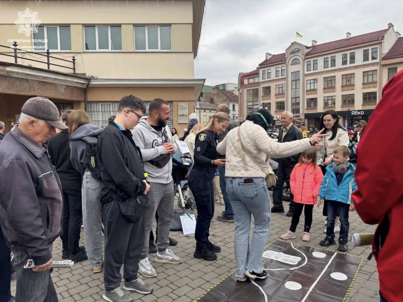 У Франківську патрульні провели безпековий інтенсив на благодійній виставці ретроавто