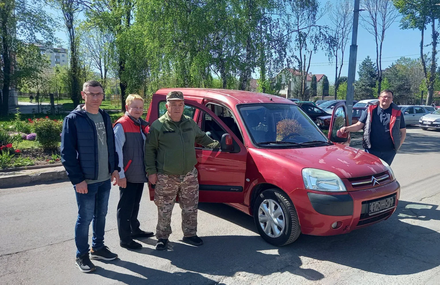 У Франківську працівники «Електроавтотрансу» передали авто військовому