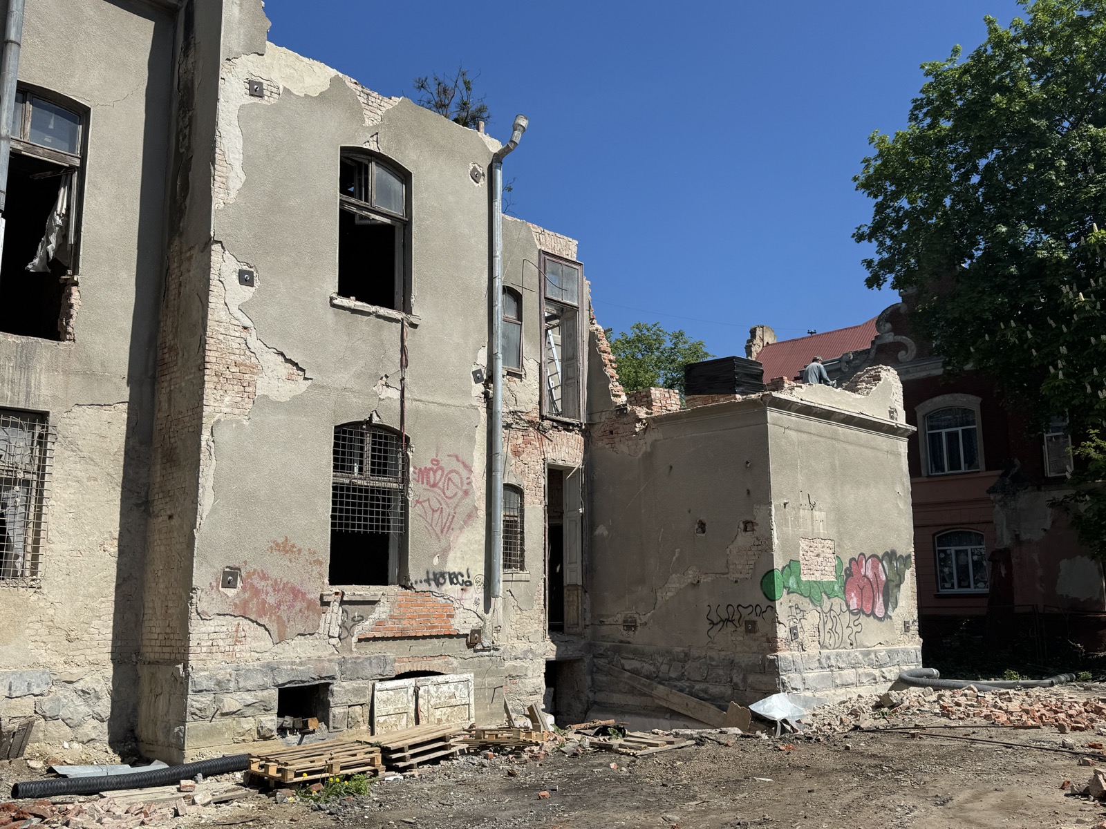 У Франківську продовжується відновлення історичної споруди на вулиці Тарнавського
