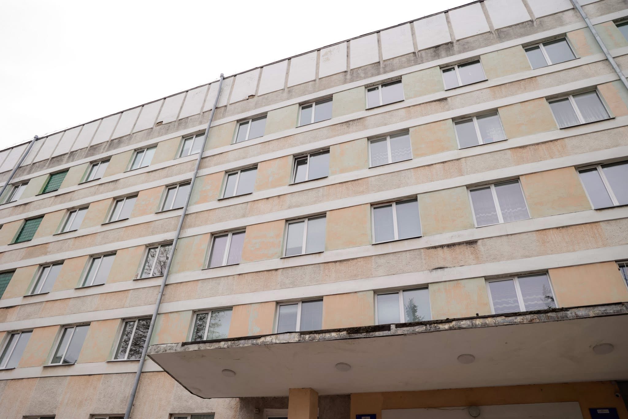 У Франківську після обстрілу відновили 79 вікон у пологовому будинку