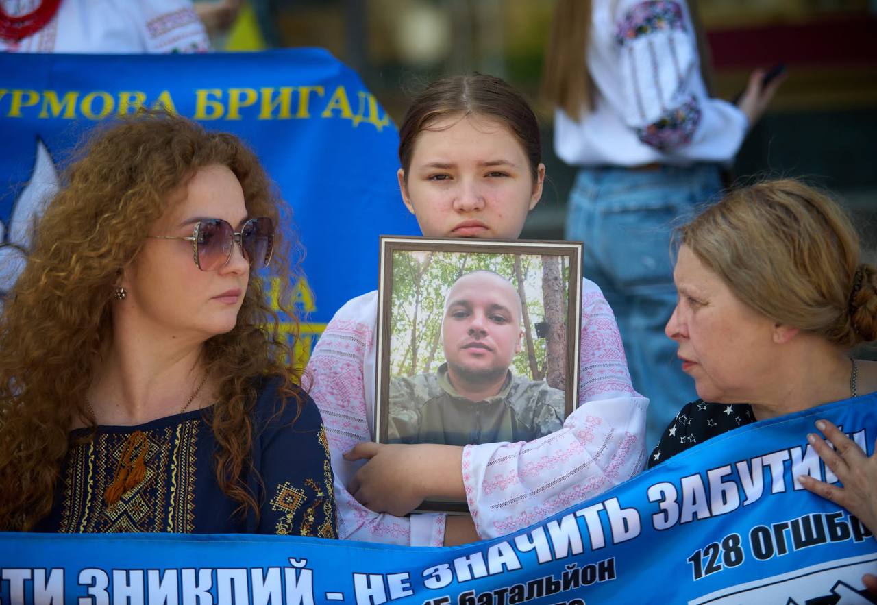 У Франківську сотні людей вийшли на акцію на підтримку полонених …