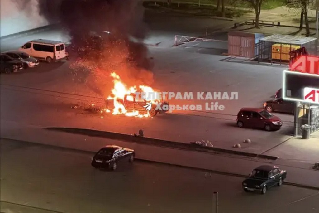 У Харкові автомобіль вибухнув біля супермаркету (ФОТО)
