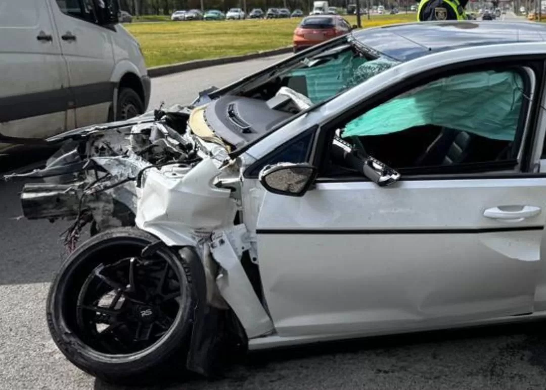 У Харкові автівка на шаленій швидкості влетіла у стовп: двоє …