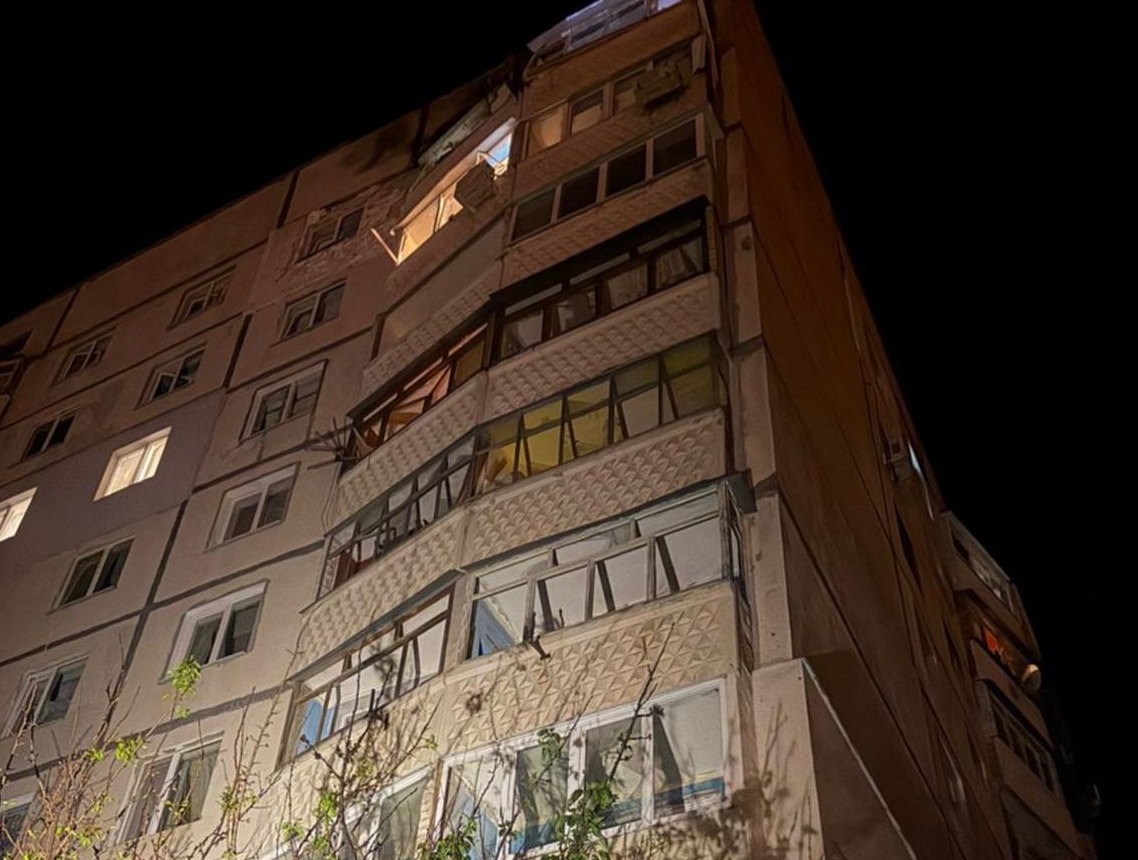 У Харкові безпілотник влучив у багатоповерхівку, серед постраждалих — троє …