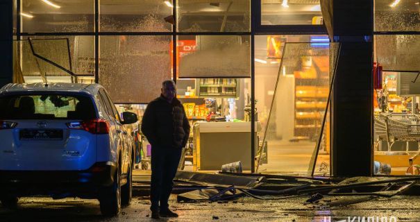 У Харкові біля супермаркету вибухнув автомобіль – є постраждалий