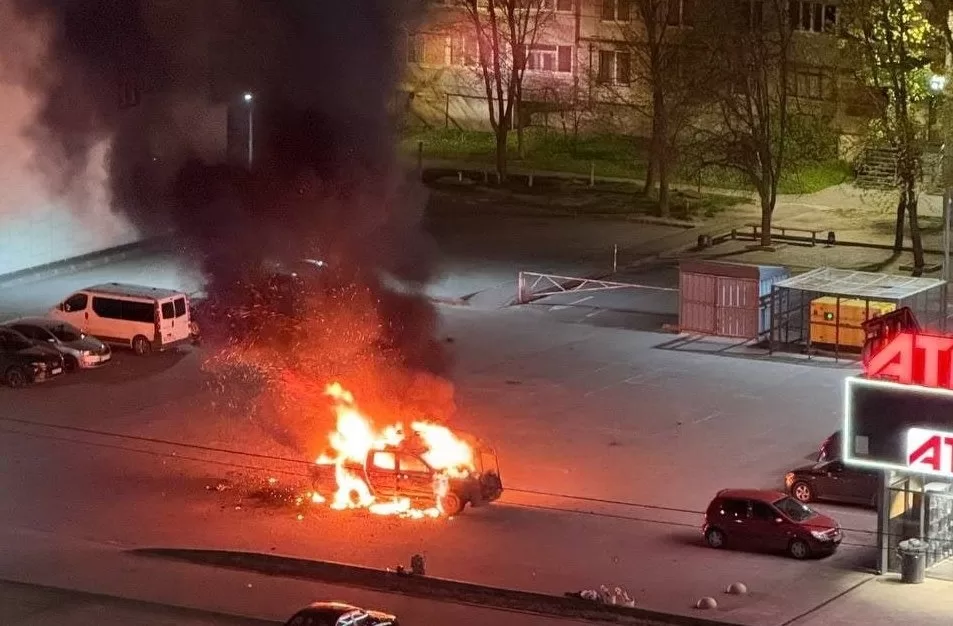 У Харкові біля супермаркету вибухнула автівка: у будинку поряд вибило …