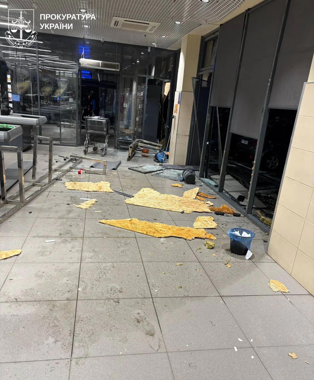 У Харкові біля супермаркету вибухнуло авто, постраждав перехожий - прокуратура