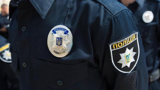 У Харкові під час перевірки документів чоловіка та очевидців залили …